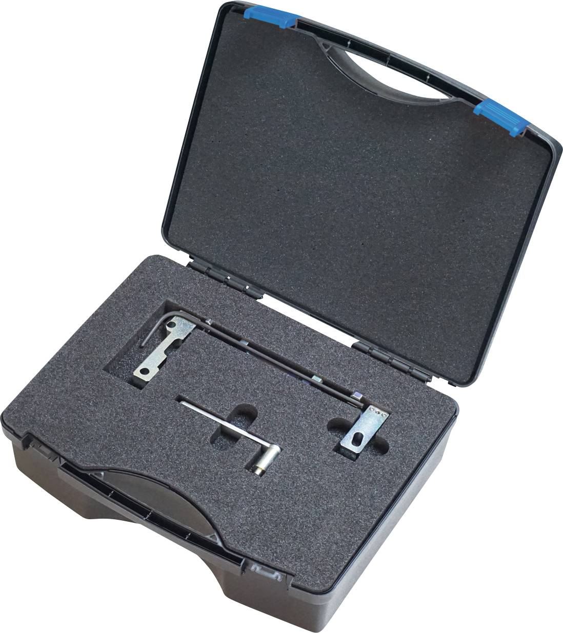 Ein schwarzer Transportkoffer mit Schaumstoffpolsterung hält Metallwerkzeuge sicher an ihrem Platz.