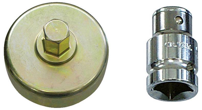 Zwei Metallsteckschlüssel-Werkzeuge; eine kreisförmige Ölfilter-Schlüsselkappe auf der linken Seite und ein Steckschlüssel-Adapter auf der rechten Seite, die für die Autowartung verwendet werden.