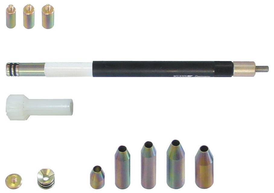 Sortierte Schweißdüsenspitzen und Fackelkomponenten werden angezeigt. Zentraler schwarzer Fackelbody umgeben von verschiedenen Düsen und Steckverbindern.