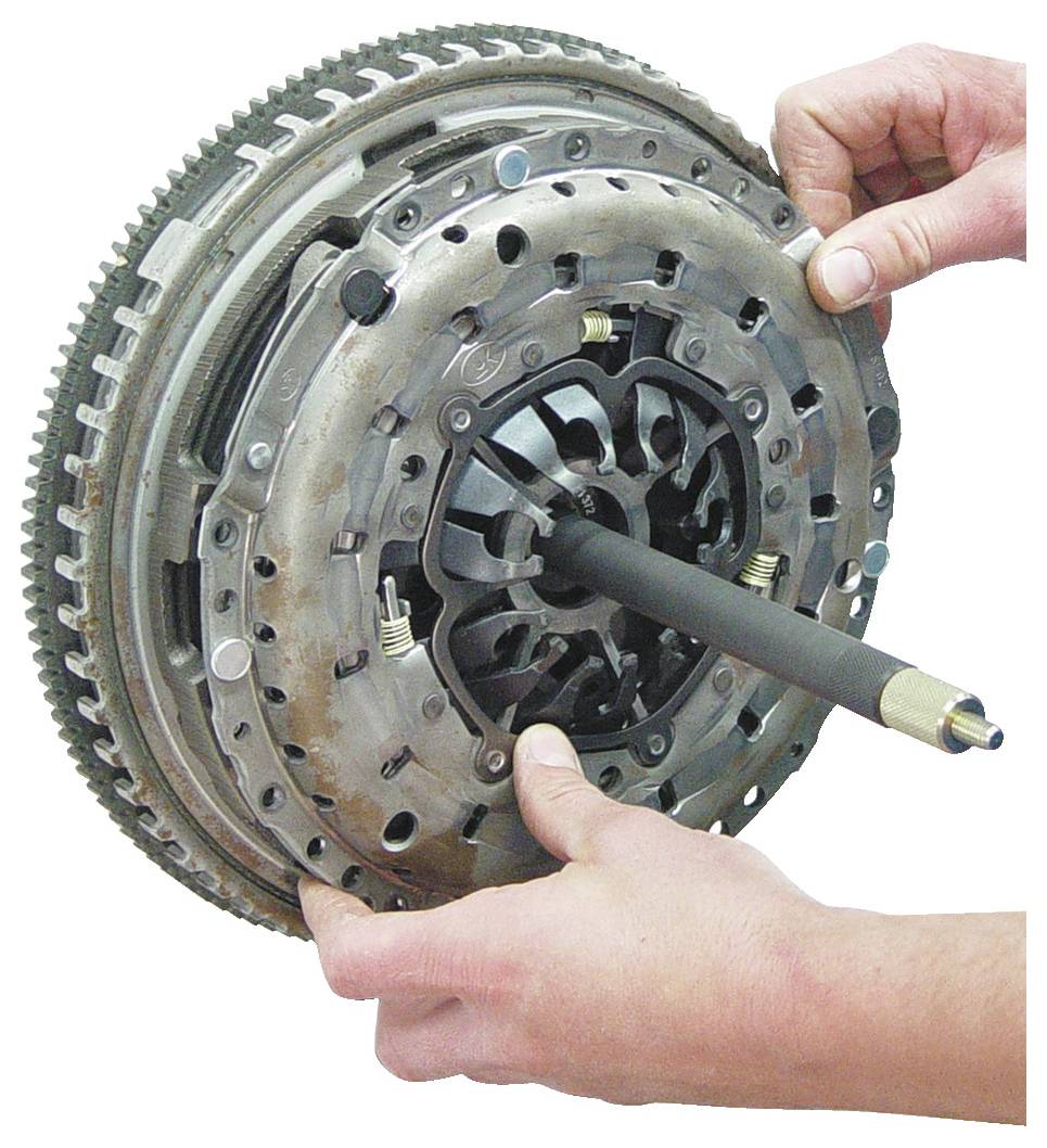 Zwei Hände, die ein Kupplungsmontage-Werkzeug halten, richten es in einer Fahrzeugkupplungsscheibe zur Installation aus und konzentrieren sich auf die Ausrichtung der Teile.