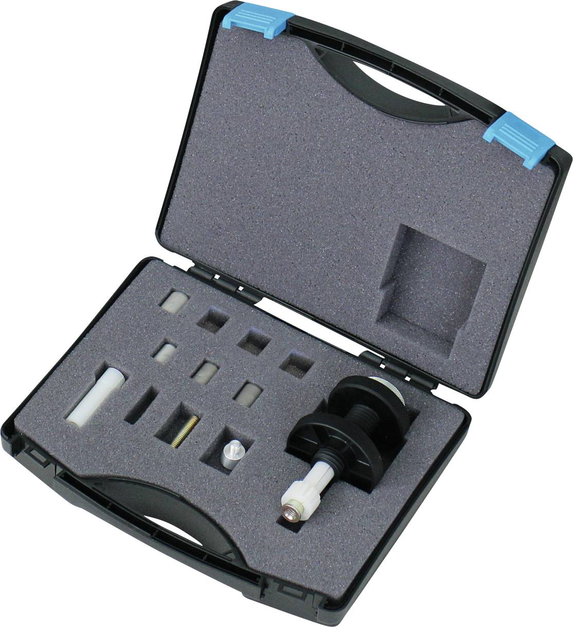 Ein offener schwarzer Transportkoffer mit grauem Schaum im Inneren, der verschiedene geformte Werkzeuge und Komponenten in geformten Aussparungen enthält.