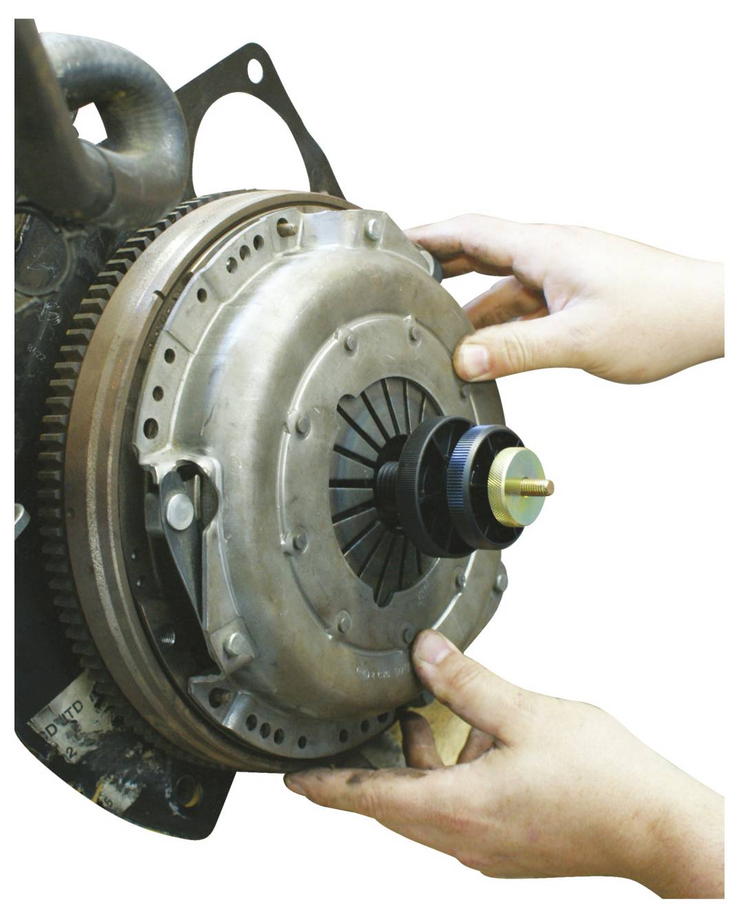 Hände montieren oder demontieren eine Kupplungsscheibe eines Autos, wobei der detaillierte Mechanismus und die beteiligten Komponenten gezeigt werden.