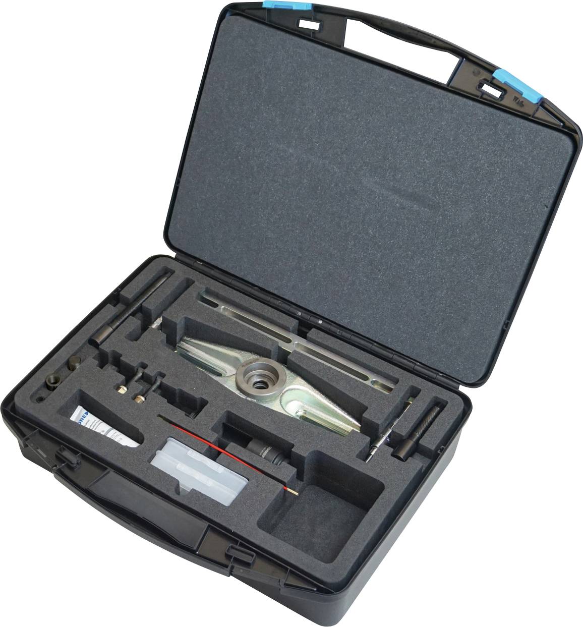 Ein offenes Werkzeugkoffer mit Schaumstoffeinteiler, das eine Vielzahl von Werkzeugen und Teilen sauber organisiert enthält, darunter ein Rohr und Metallkomponenten.