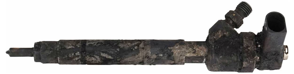 Ein abgenutzter und verrosteter Kraftstoffeinspritzer wird gezeigt, der seinen alterungsbedingten Zustand und die korrodierte Oberfläche hervorhebt.