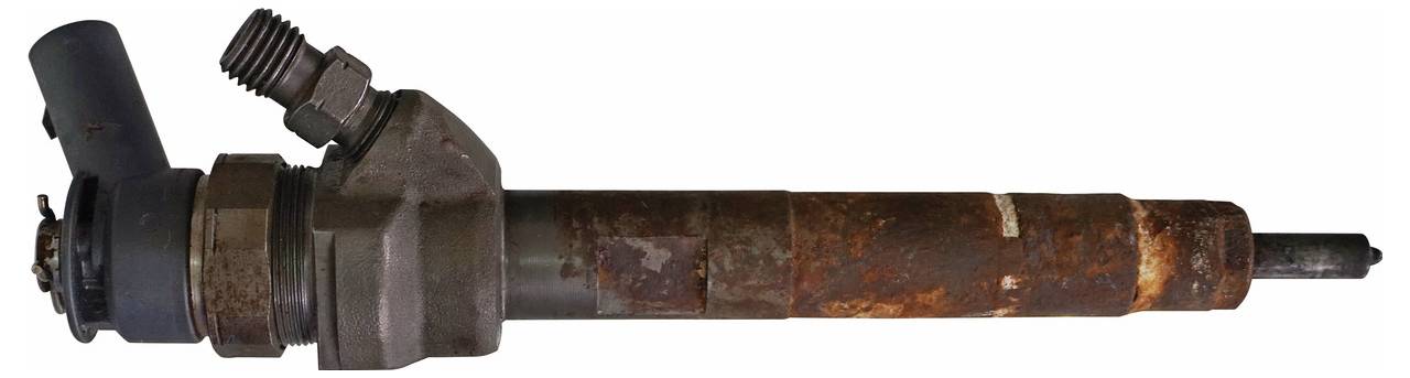 Ein rostiger Kraftstoffeinspritzer für Fahrzeuge liegt horizontal und zeigt Zeichen von Korrosion.