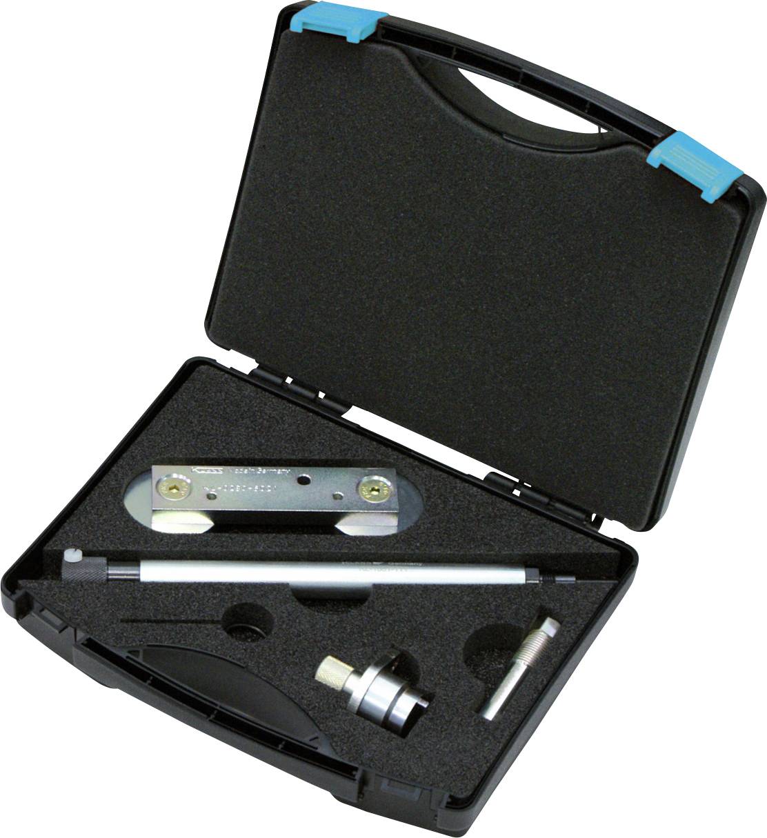 Ein schwarzer Transportkoffer mit verschiedenen Metallwerkzeugen, darunter eine Lehre, eine Stange und ein kleines Zubehörteil, angebracht in Schaumstoffabteilen.