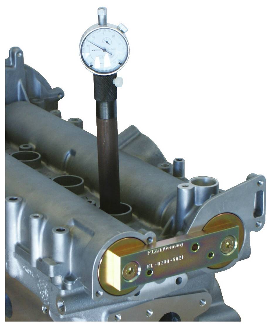 Messschieber zur Innenmessung in Motorzylindern; das Messinstrument zeigt ein Zifferblatt mit einer Nadel, die den Messwert anzeigt.