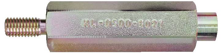 Ein metallischer zylindrischer Messstab mit strukturierter Oberfläche und Gewinde am Ende, eingraviert mit dem Code MA-GAGE-6021.