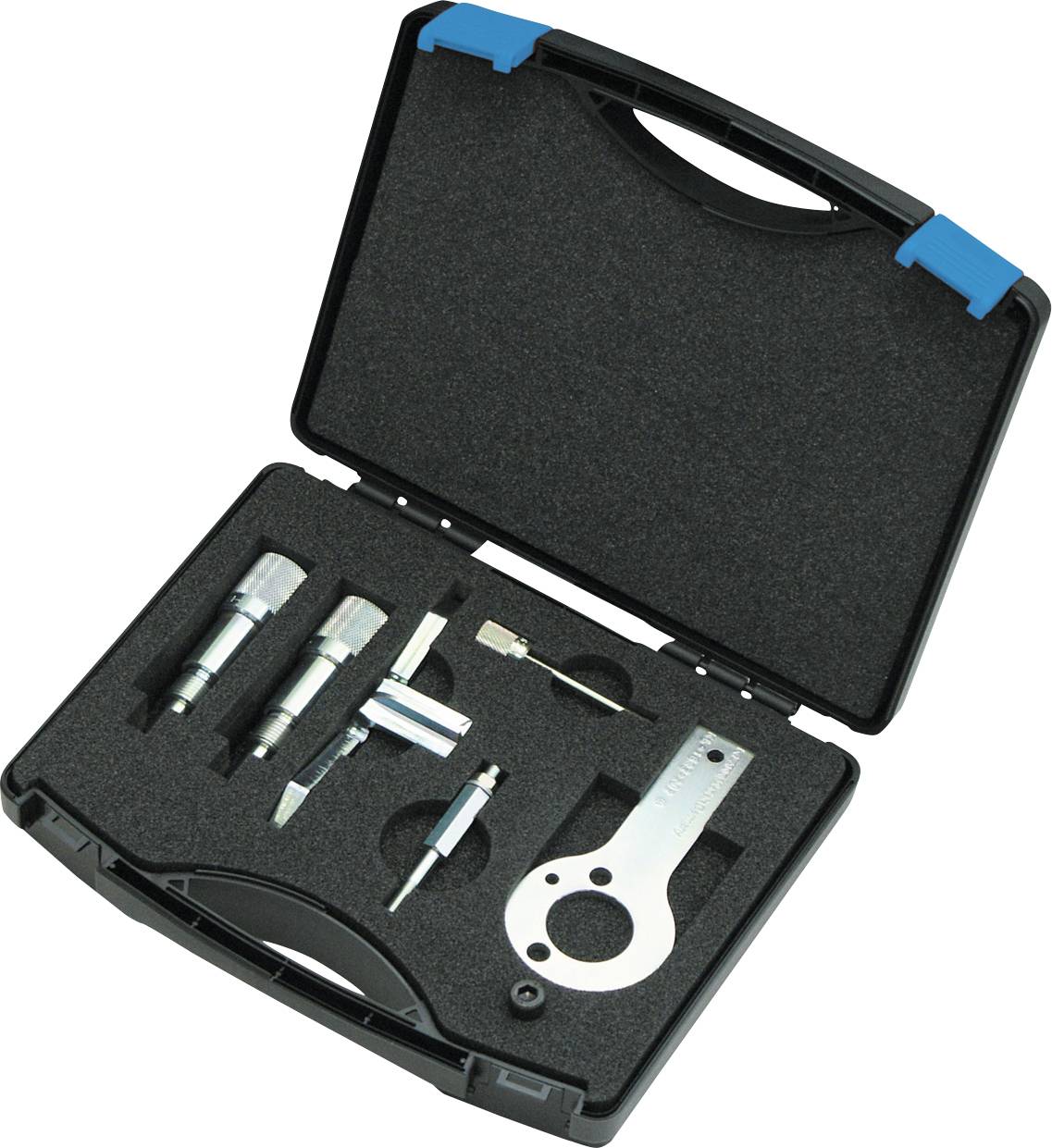 Eine offene schwarze Werkzeugkiste mit Schaumstoffinnenseite enthält verschiedene Metallwerkzeuge, darunter einen Schraubenschlüssel, Bohrer und Einsätze, die für mechanische Arbeiten verwendet werden.