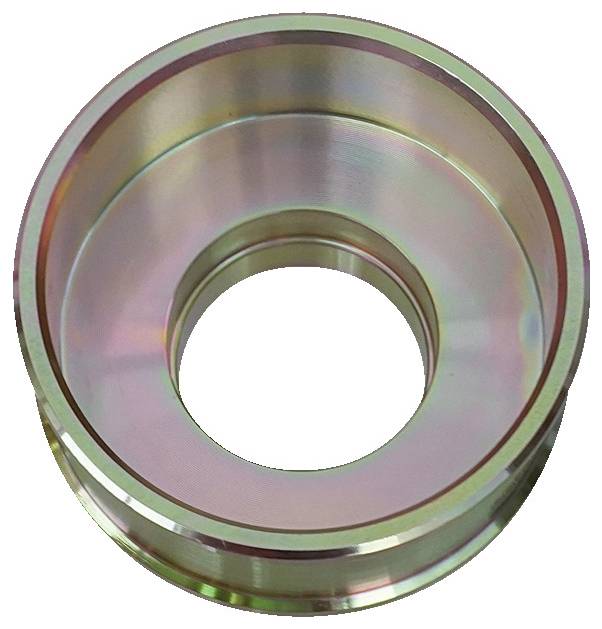 Ein Metallobjekt mit einer kreisförmigen Form und konzentrischen Rillen, das einem Zahnrad oder einer mechanischen Komponente ähnelt.