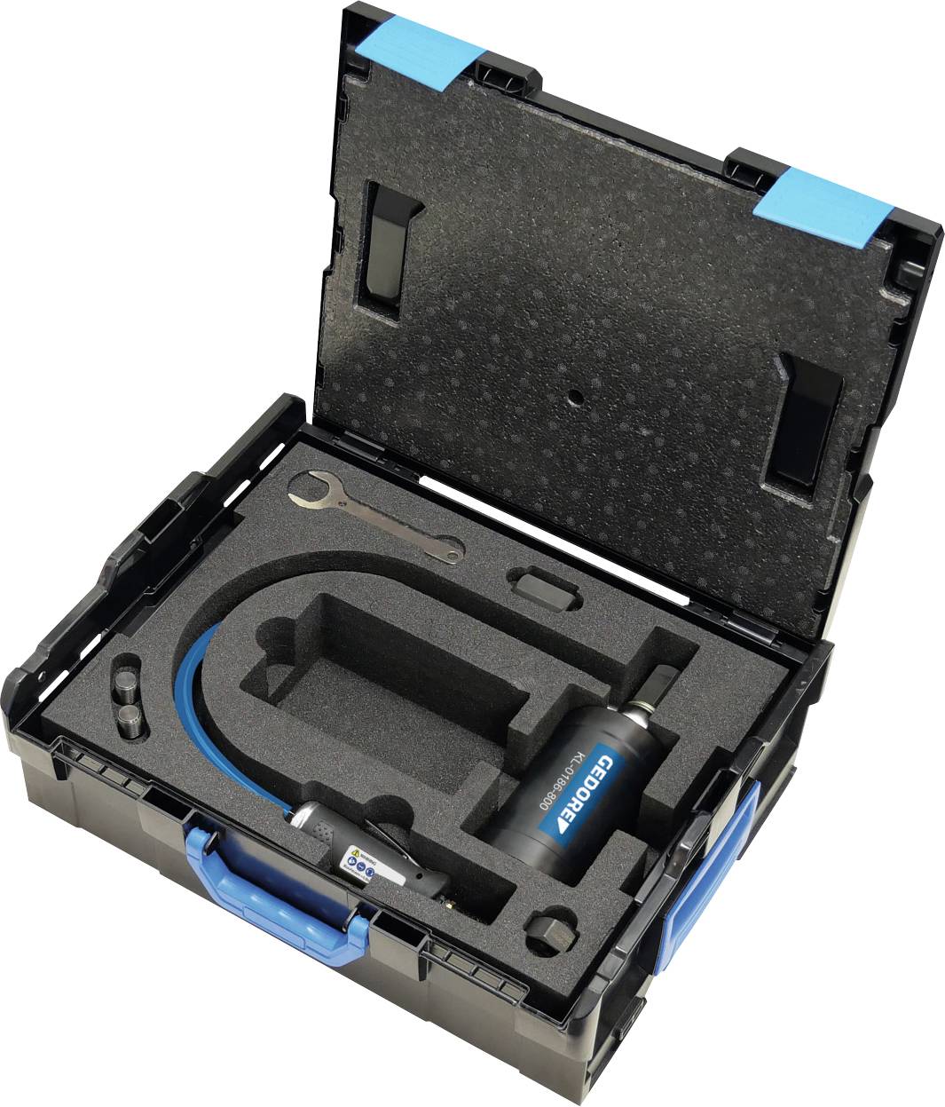 Offener Werkzeugkasten mit Schaumstoff-Einsätzen, die ein Geodrill-Gerät, einen Schraubenschlüssel und einen blauen Schlauch halten.