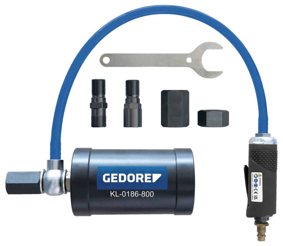 Das Bild zeigt einen Hydraulik-Werkzeugsatz von GEDORE mit einem Hydraulikzylinder, einem blauen Schlauch, einem Schraubenschlüssel, zwei Adaptern und einem Druckluft-Werkzeug.