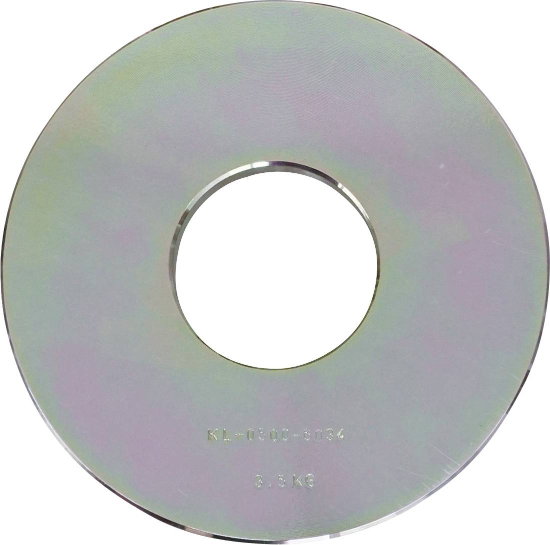 Eine metallische Scheibe mit einem zentralen Loch, wahrscheinlich ein Gewicht oder eine Komponente. Sie hat eingravierte Beschriftungen 