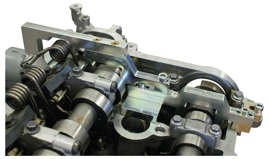 Eine Nahaufnahme einer mechanischen Motorkomponente, die metallische Nockenwellen, Federn und Pleuelstangen zeigt und deren komplexes Design hervorhebt.