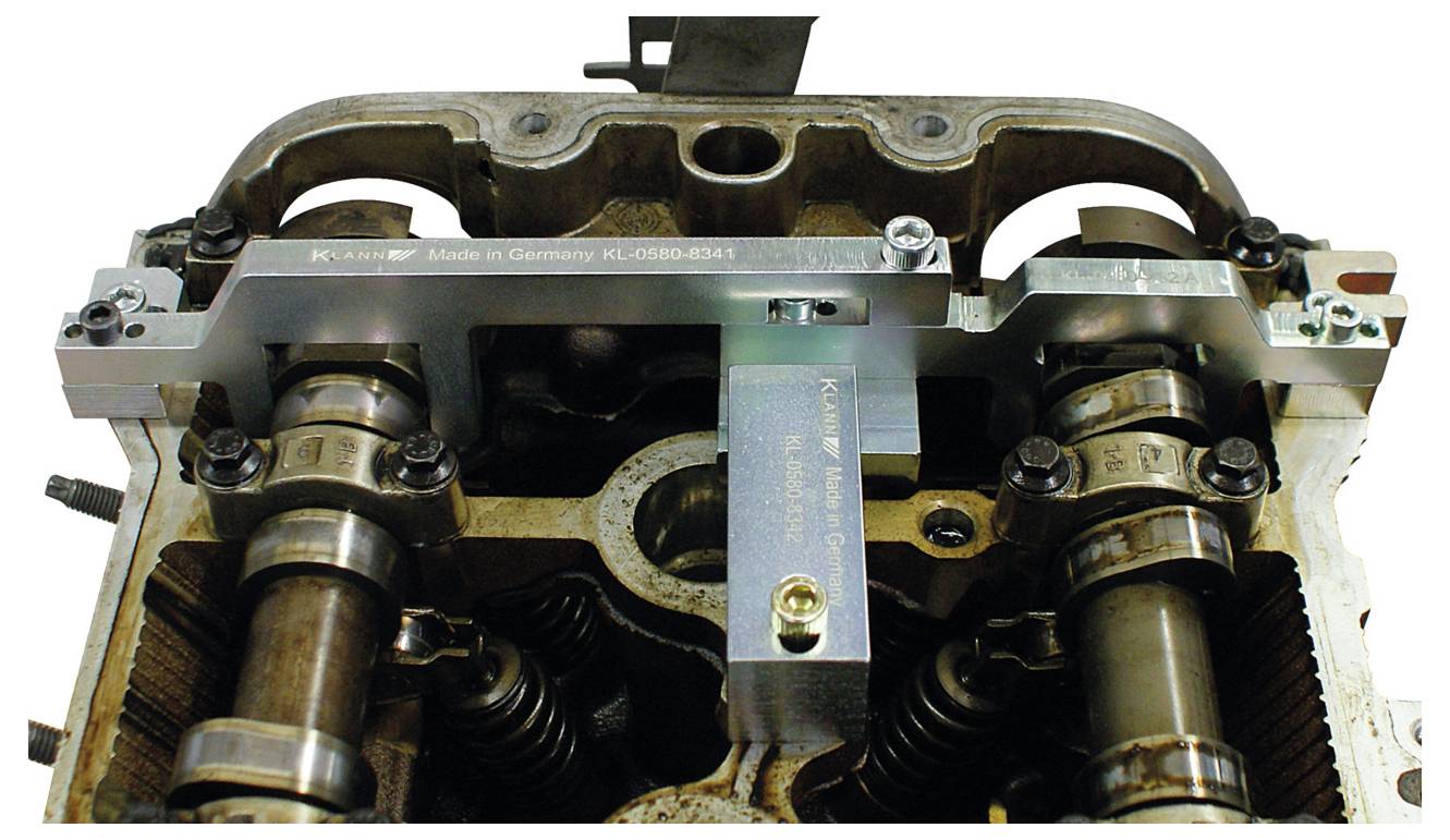 Hängendnockenmotor mit Steuerkettenwerkzeuguchtung.