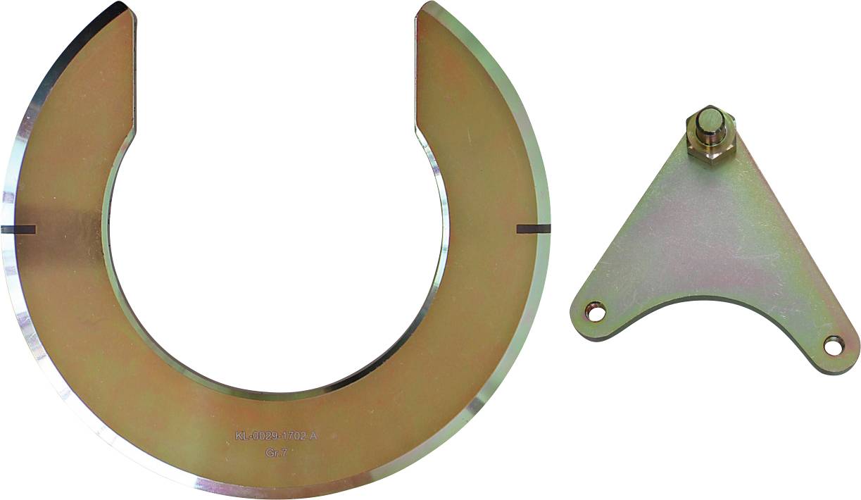 Satz von U-förmigen und kreisförmigen Metallklammern und Befestigungselementen, wahrscheinlich zur Montage oder Sicherung von mechanischen Komponenten verwendet, dargestellt vor weißem Hintergrund.