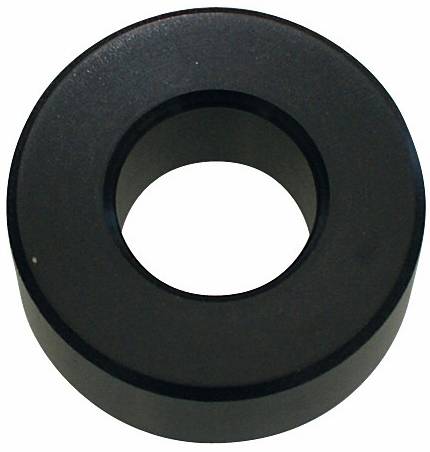 Ein schwarzes, rundes, flaches, donutförmiges Objekt mit einem zentralen Loch, das einer Unterlegscheibe ähnelt.