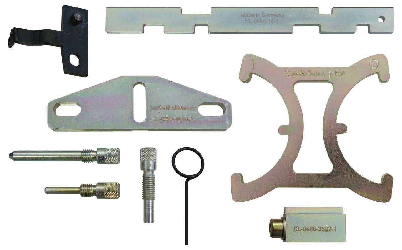 Eine Auswahl an Metall-Automtiv-Timing-Werkzeugen, einschließlich Halterungen, Stifte und eines Hakens, auf einer flachen Oberfläche ausgelegt.