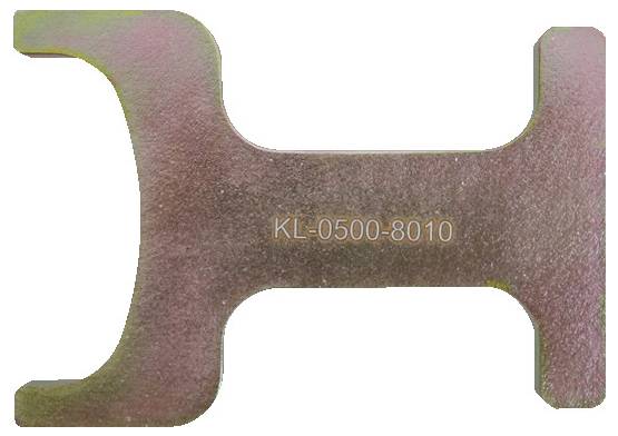 Metallplatte mit einem großen zentralen Loch und vier kleineren Löchern, die darunter symmetrisch angeordnet sind.