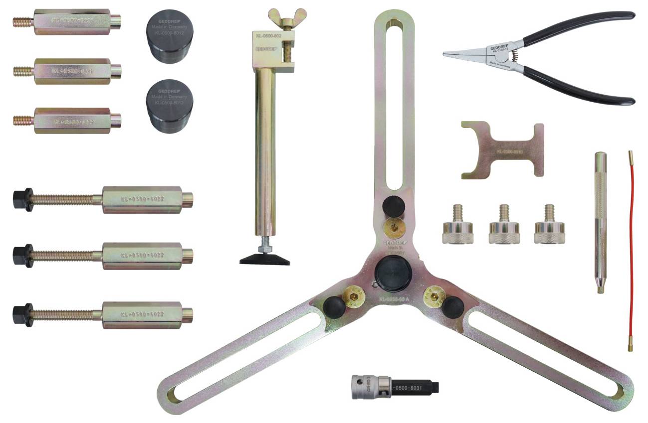 Sortiment von Metallautomotivwerkzeugen, einschließlich eines Abziehhammers, Abzieharme und Zangen, auf weißem Hintergrund angeordnet.