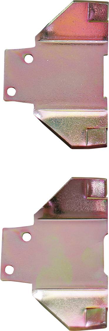 Zwei metallische, L-förmige Halterungen mit Löchern, vertikal ausgerichtet dargestellt. Sie haben eine glänzende, reflektierende Oberfläche mit einem leichten rosa Farbton.