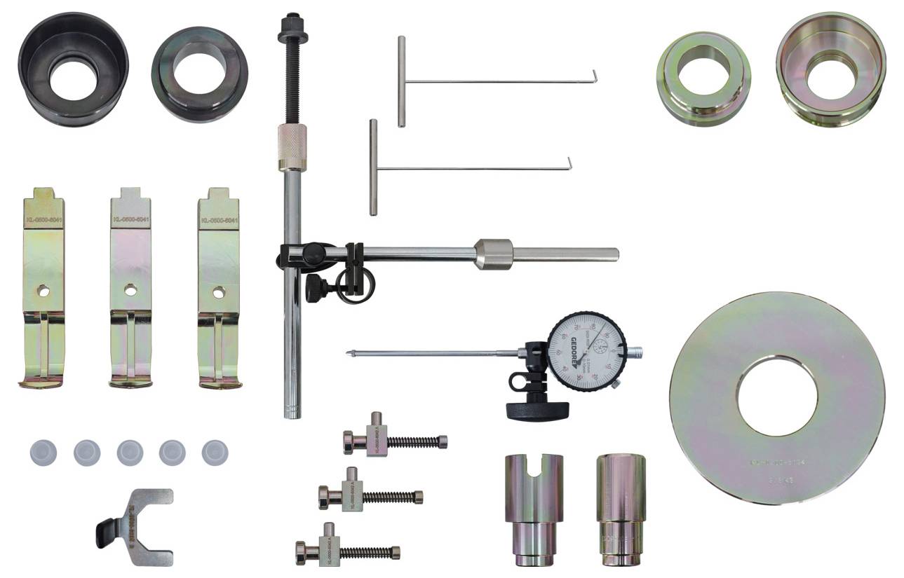 Ein Werkzeugsatz mit verschiedenen mechanischen Teilen einschließlich Messinstrumenten, Spannzeugen und Präzisionsinstrumenten, angeordnet auf weißem Hintergrund.