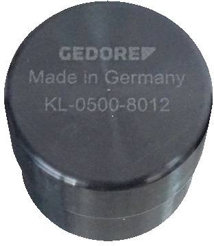 'GEDORE Made in Germany KL-0500-8012' Text auf einem schwarzen zylindrischen Objekt, wahrscheinlich ein Werkzeug oder eine Komponente, mit polierter Oberfläche.