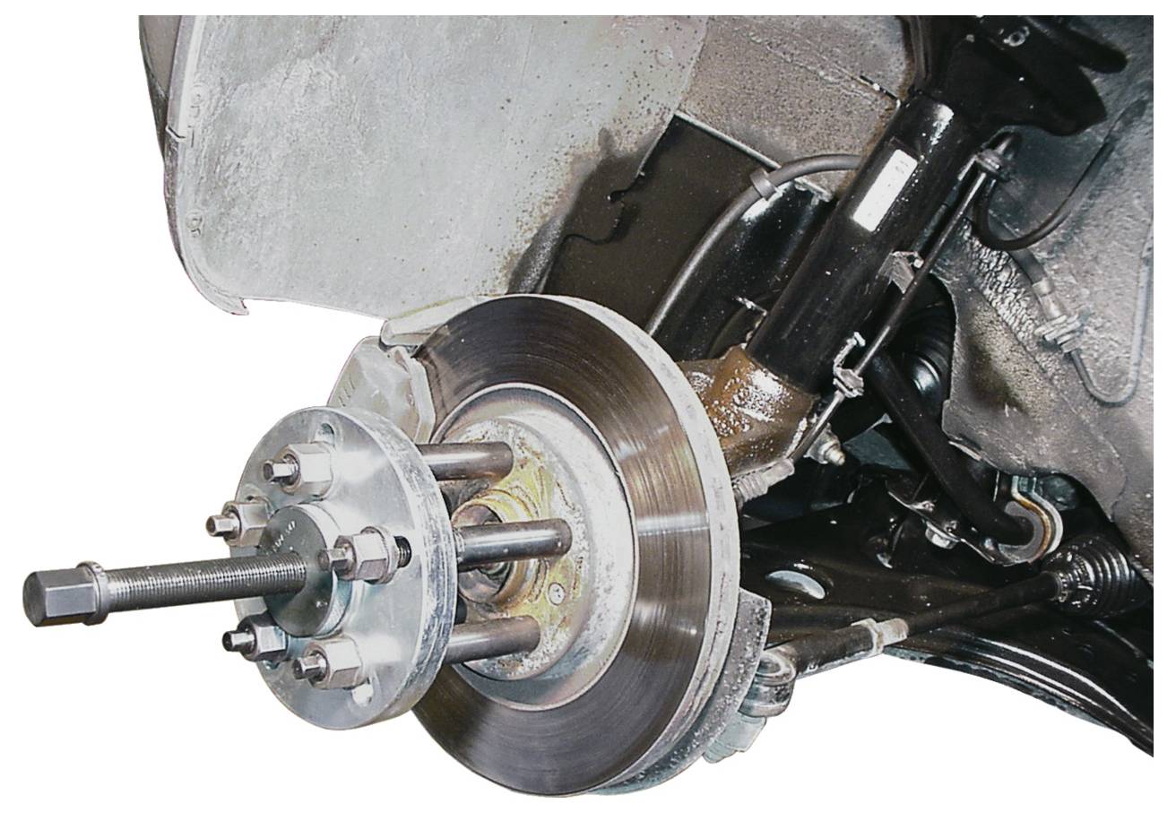 Ein Bremssystem eines Fahrzeugs mit einer Bremsscheibe, Bremssattel und Aufhängungskomponenten, das mechanische Teile zu Bildungszwecken veranschaulicht.