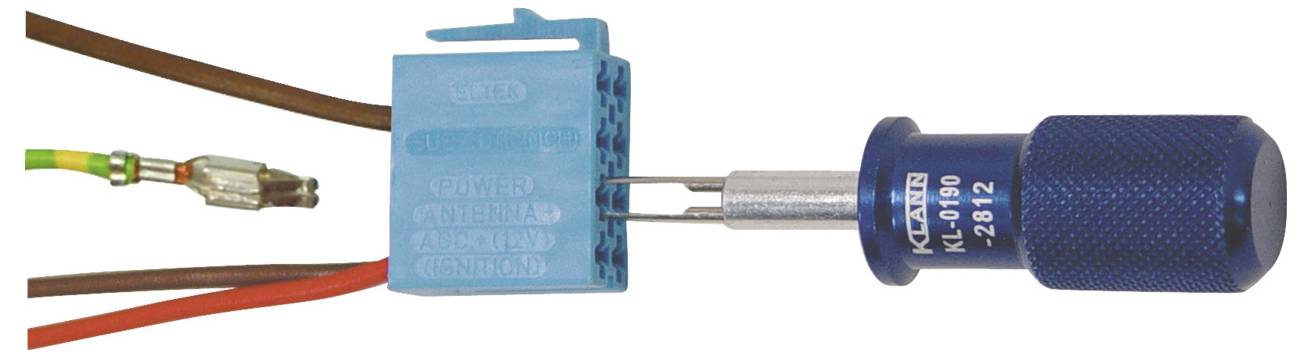 Ein blues Elektrikprüfgerät ist mit einem blauen Klemmblock verbunden, an dem braune und gelb-grüne Drähte angebracht sind.