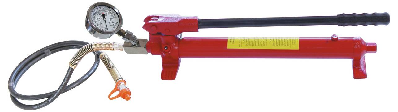 Eine rote hydraulische Handpumpe mit Manometer, schwarzem Griff und angeschlossenem Schlauch.