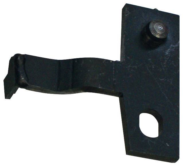 Ein Nahaufnahmebild einer Metallkomponente mit einem Haken und einem Loch, möglicherweise Teil einer mechanischen oder industriellen Baugruppe.