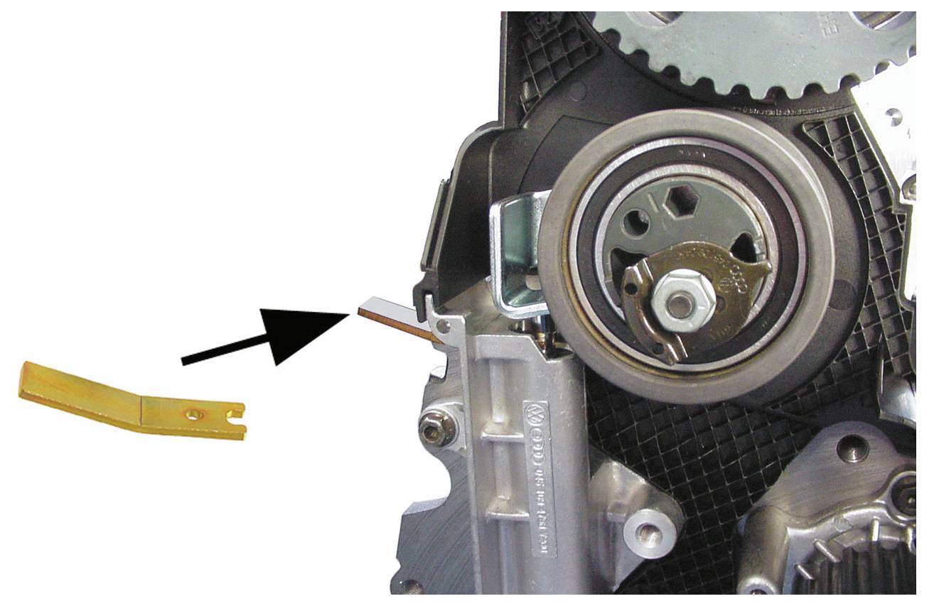 Zahnriementriebwerk mit hervorgehobenem Ausrichtungswerkzeug, das die ordnungsgemäße Positionierung zur Spannereinstellen anzeigt.