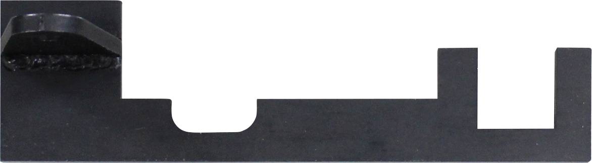 Eine schwarze Metallhalterung mit einer erhöhten Lasche auf der linken Seite und zwei gezackten Ausschnitten auf der rechten Seite, konstruiert für Befestigungs- oder Montagezwecke.