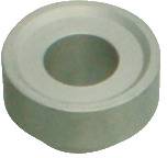 Ein zylindrischer Metallunterlegscheibe mit zentralem Loch, silberfarben, aus leicht erhöhter Perspektive betrachtet.