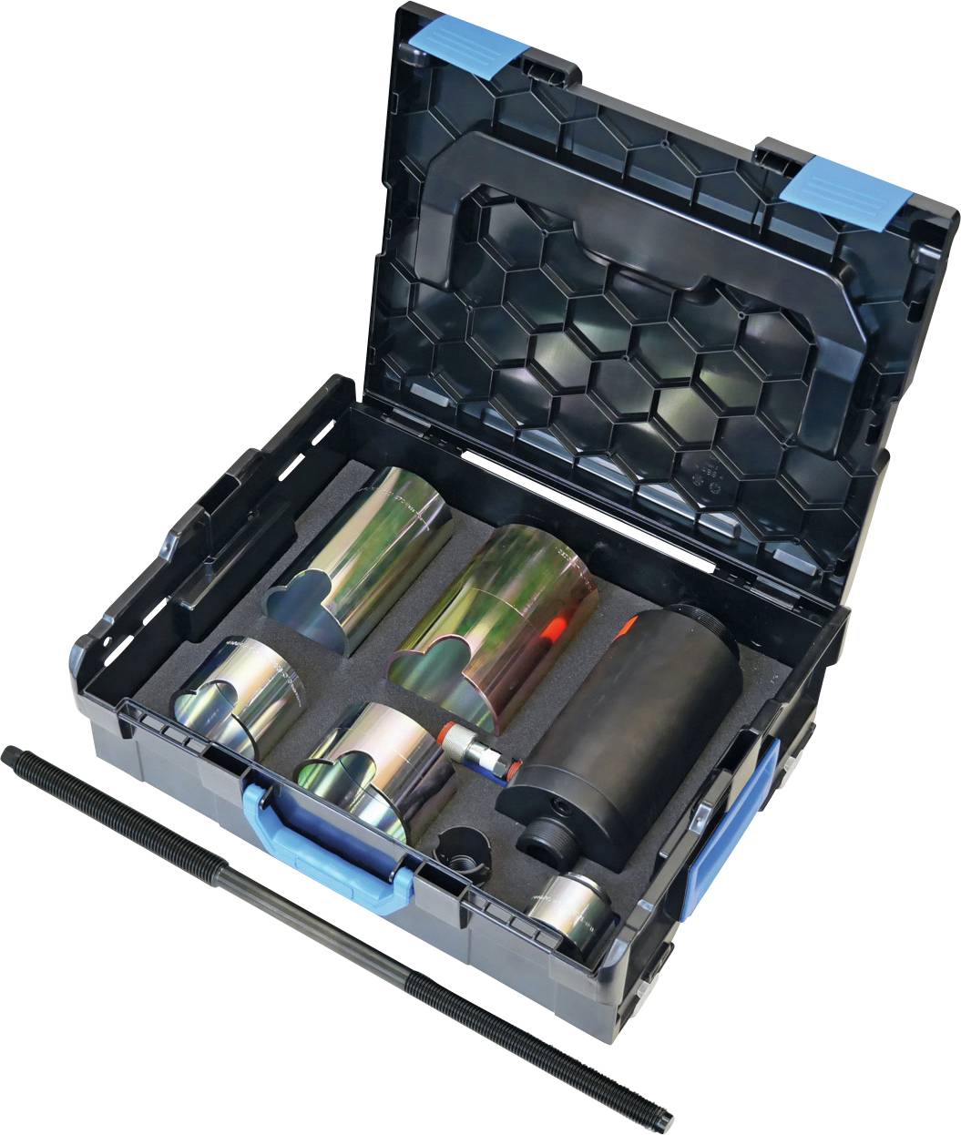 Eine offene schwarze Werkzeugkiste mit einem Wabenmusters-Deckel, die Metallzylinder in verschiedenen Größen und einen schwarzen Stab neben sich enthält.
