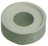 Ein kleines, rundes, beiges Objekt mit einem hohlen Zentrum, das einem Donut ähnelt.