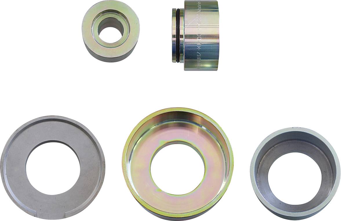 „Fünf verschiedenartige Metallringe und Zylinder in einer Reihe angeordnet, unterschiedlich in Größe und Oberflächenfinish, wahrscheinlich mechanische oder industrielle Komponenten.