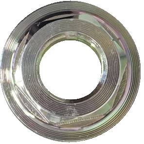 Ein kreisförmiges metallisches Objekt mit konzentrischen Rillen und einer reflektierenden Oberfläche.