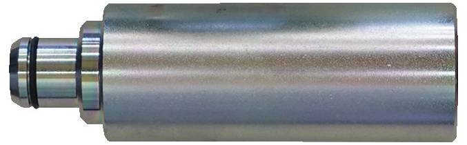 Eine zylindrische industrielle Metallwalze mit glatter, glänzender Oberfläche, mit einer gerillter Endkappe mit schwarzen Gummiringen, die in Maschinen verwendet wird.