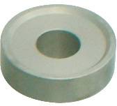 Eine kleine, runde, flache Metallscheibe mit einem großen zentralen Loch, auf weißem Hintergrund dargestellt.