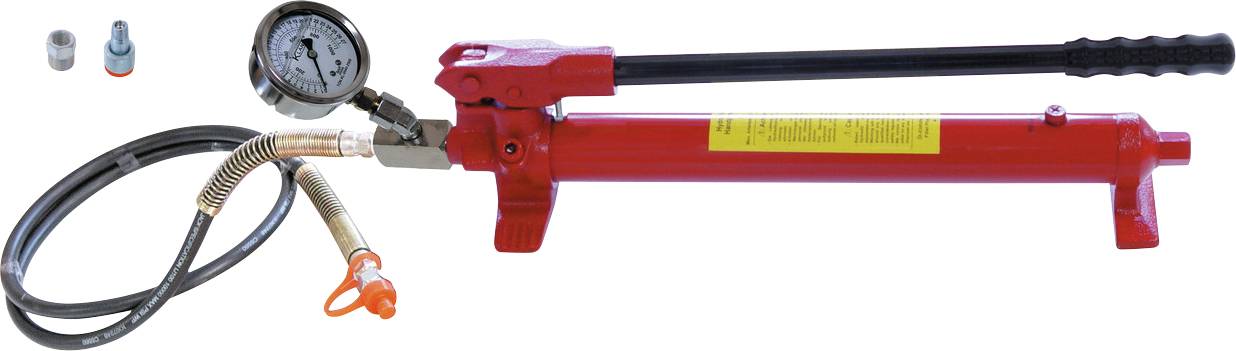 Eine rote hydraulische Handpumpe mit Druckanzeige, schwarzem Schlauch und orangefarbiger Düse, die zum Druckaufbau in hydraulischen Systemen in verschiedenen Anwendungen verwendet wird.