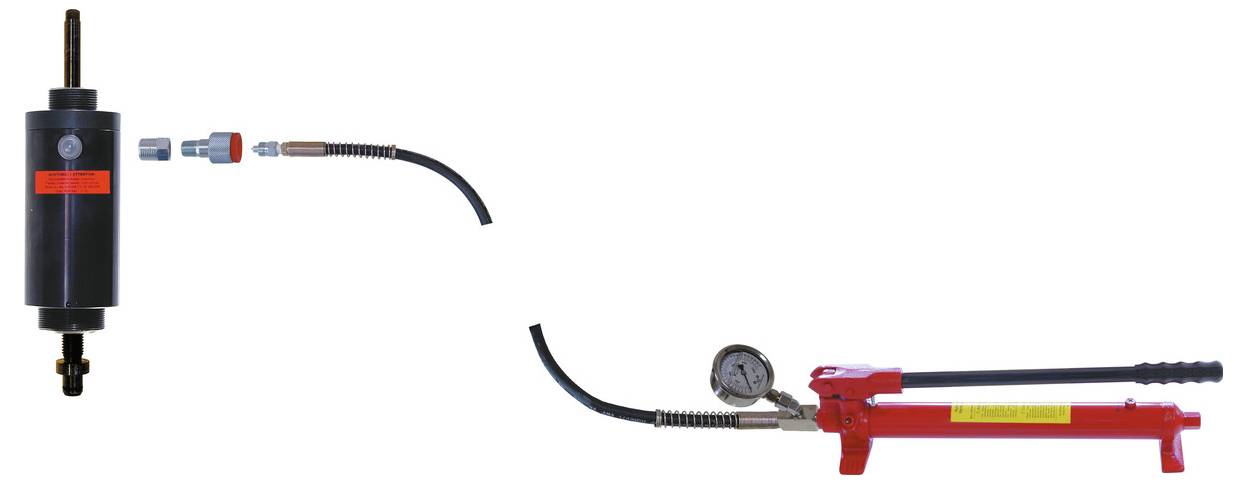 Eine rote hydraulische Handpumpe, die durch Schläuche mit einem schwarzen hydraulischen Zylinder verbunden ist, zeigt die grundlegenden Komponenten eines hydraulischen Systems.