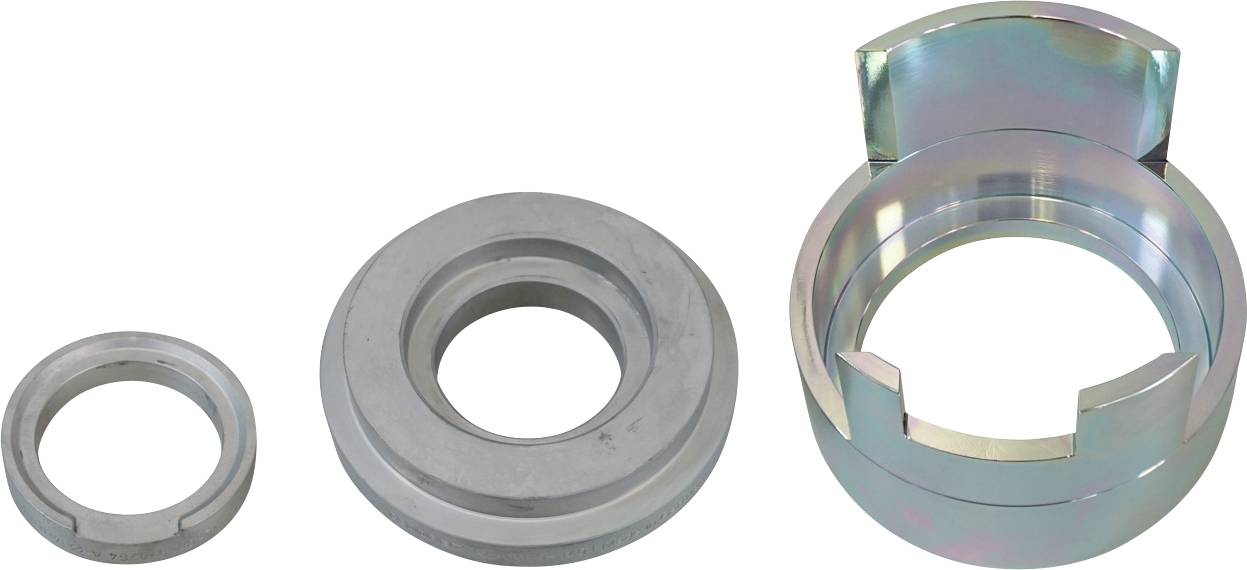 Drei metallische Ringe unterschiedlicher Größen, horizontal angeordnet. Der größte Ring weist ein erhabenes Segment auf, das eine funktionale Befestigung andeutet.