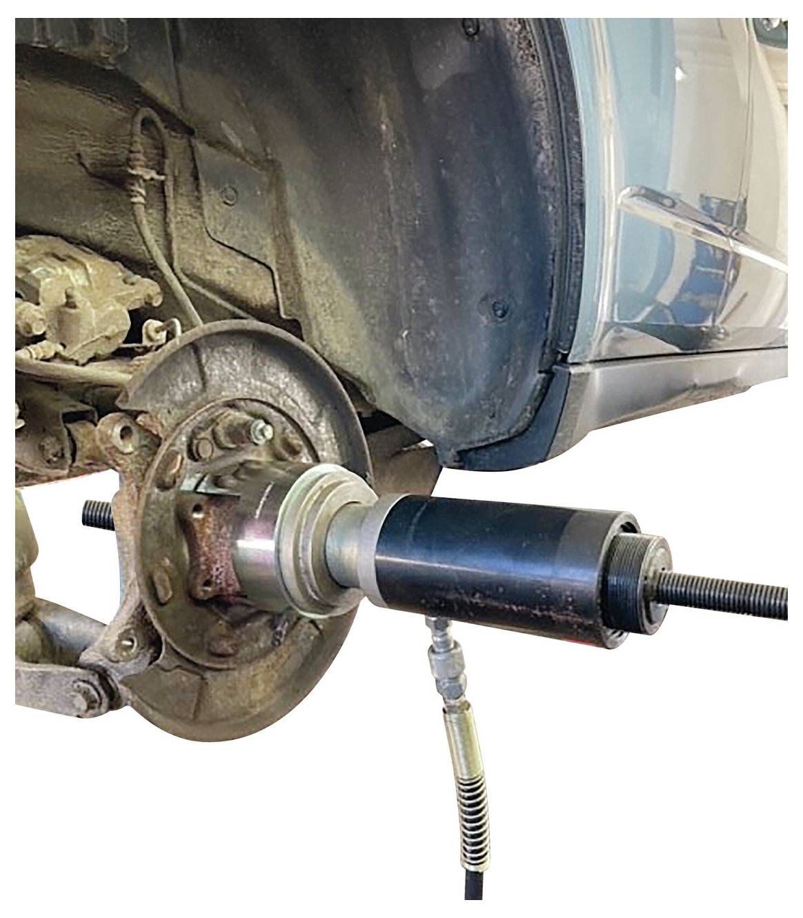 Glasgeländer mit Metallstützen auf einem Betonbalkon, angrenzend an ein Gebäude mit großen Glasscheiben in einer modernen architektonischen Umgebung.