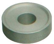 Eine runde, flache, graue Metallscheibe mit einem zentralen Loch, aus einem leicht geneigten Blickwinkel betrachtet.