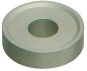 Ein rundes, flaches Metallobjekt mit einem zentralen Loch, das einer Unterlegscheibe ähnelt. Wirkt robust mit glatten Kanten, wahrscheinlich für die Verwendung in Maschinen oder im Bauwesen bestimmt.