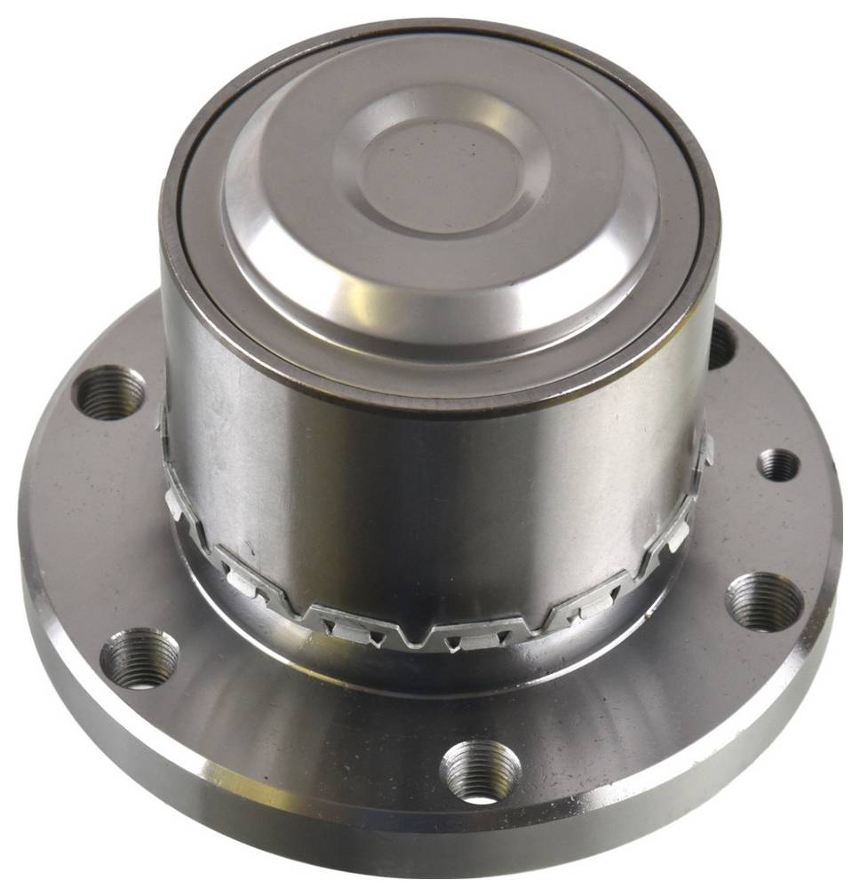 Eine glänzende Metallradnabe mit mehreren Schraubenlöchern, die ihre zylindrische Form und glatte, polierte Oberfläche zur Schau stellt.