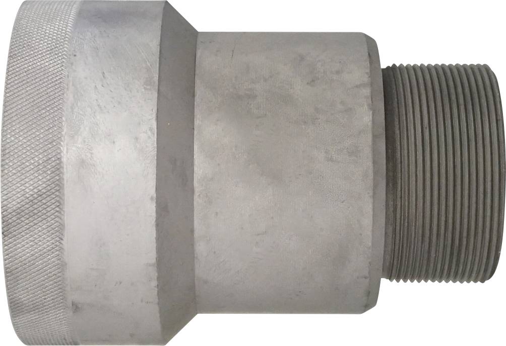 Eine metallische Industriearmatur mit einer gerändelten Kante auf der linken Seite und einem Gewindelbereich auf der rechten Seite, die zum Verbinden von Rohren verwendet wird.