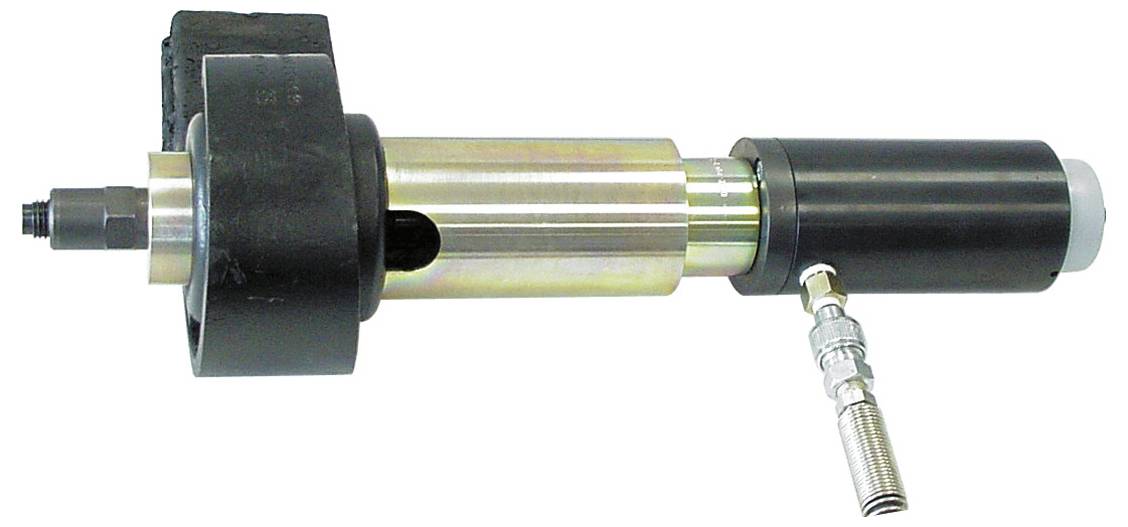 Ein metallischer Hydraulikaktuator mit einer zylindrischen Form, befestigt an einer schwarzen Montageklammer und einem Schlauchstutzen an einem Ende.