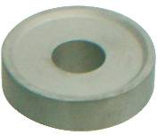 Eine runde, flache scheiben- oder ringförmige Form mit einem zentralen Loch, die einem Distanzring oder mechanischen Bauteil ähnelt und wahrscheinlich in Maschinen oder im Bauwesen verwendet wird.